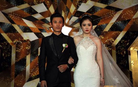 国足老婆哪一个不是大美女，从今天起培养孩子踢球吧