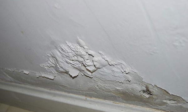 墙面墙皮脱落是什么原因,房子墙面下部墙皮脱落