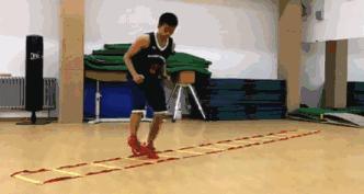 正面防守突破怎么摆脱,篮球防守技巧教学