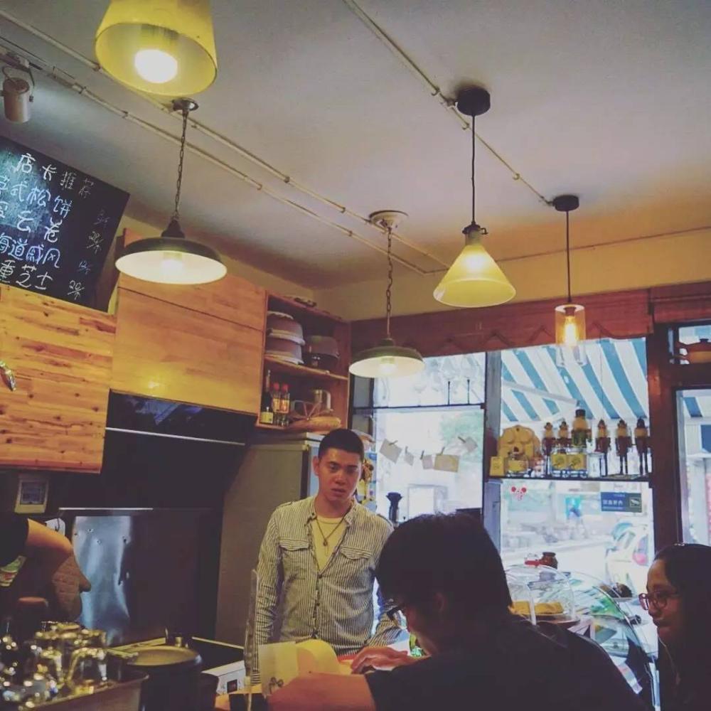 这位帅哥开着民宿却不好好做生意天南海北收藏好物分享给游客