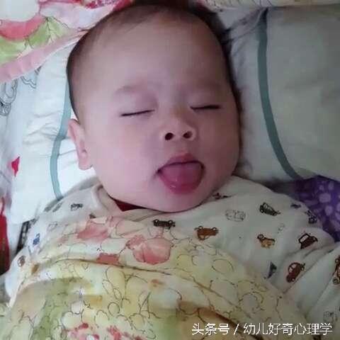 宝宝喜欢吐泡泡吐奶,宝宝吐奶还一直伸舌头吐唾沫