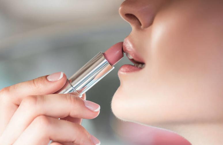 新手化日常淡妆的步骤,女人出门前化个淡妆步骤