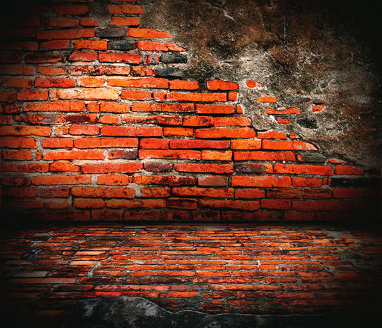 在同一栋建筑的地上和地下，我们拍摄了两个不同的世界