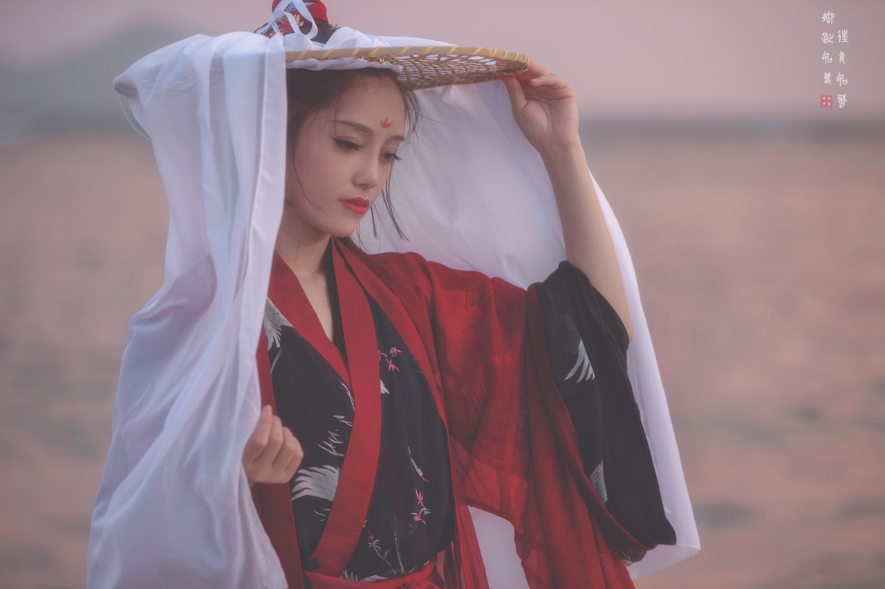 小说：她偷偷回家救治爷爷，意外遇到管家轻薄丫鬟，霸气处理管家