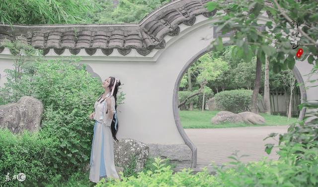 小说：听闻荷花池里有脚丫子的味道，黎谷谷她吐得昏天黑地