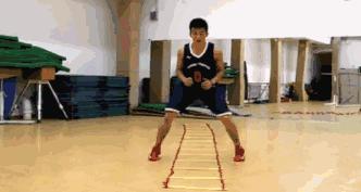 正面防守突破怎么摆脱,篮球防守技巧教学