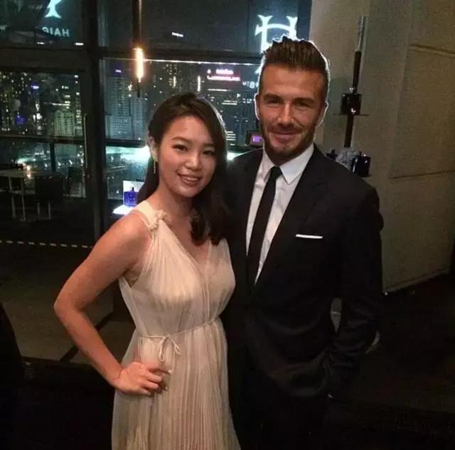 墨大华裔妹子用咖啡“泼”出周杰伦！成龙、姚明、张艺谋