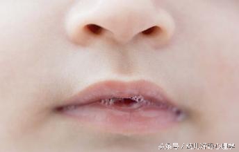 宝宝喜欢吐泡泡吐奶,宝宝吐奶还一直伸舌头吐唾沫