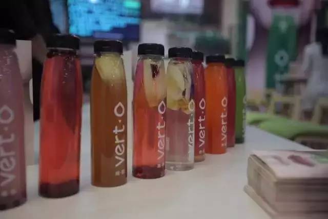 无数大牌“闪”过，见过12家合体的快闪店群吗？