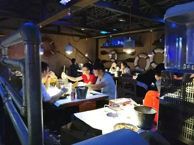 异域|中国首家无餐具的美式水货餐厅,就用你的双手大快朵颐