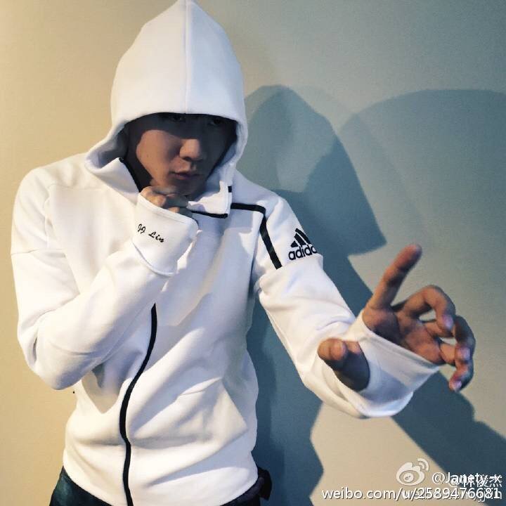 这个周末皇马曼联拜仁等俱乐部轮番为这件夹克上演了卖家秀