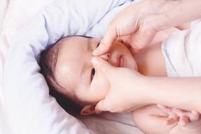 婴儿鼻梁有青筋眼屎多,小孩眼屎多是什么原因引起的