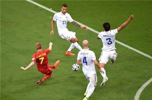 实况足球里的进攻意识有什么用,业余足球整体进攻与防守