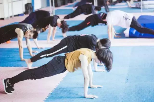 他们在用生命飞檐走壁？揭秘成都跑酷族！