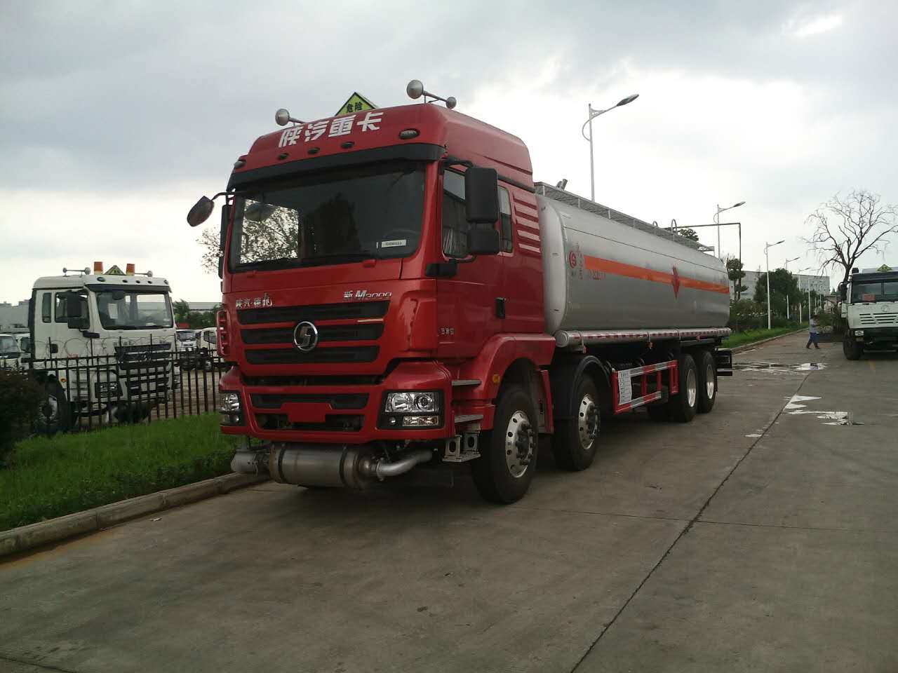 推荐怎样正确的选购油罐车,教你挑选小型油罐车价目表