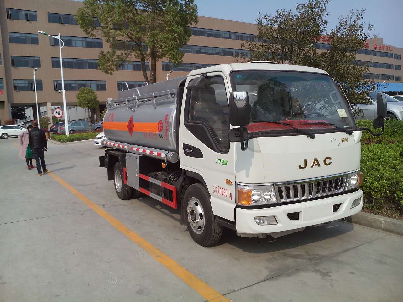 推荐怎样正确的选购油罐车,教你挑选小型油罐车价目表