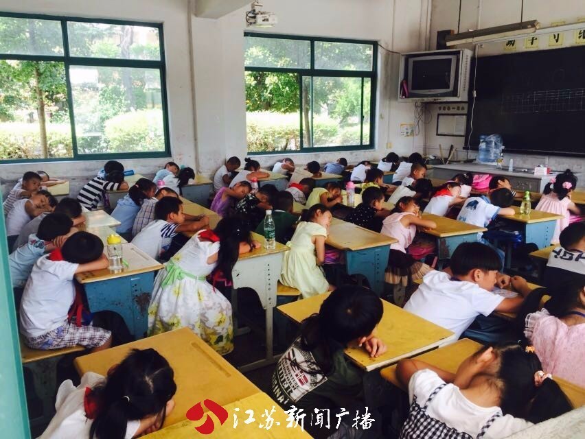 开学第一天就被拒之门外，到底什么仇什么怨？