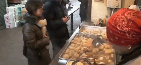 这家在街角开了60年的小摊，只卖一种料理，连个座位都没有，却把大家都暖哭了