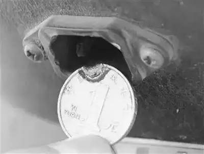 手指被高温硬币烫伤,小孩拿硬币碰电瓶竟触电受伤