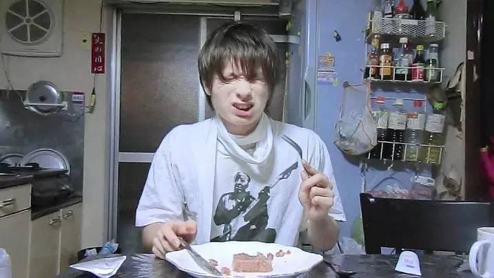 穷得只能吃白米粥,穷的只能吃狗粮了