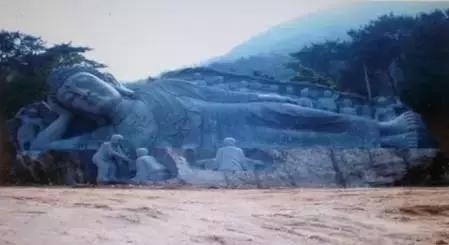 一口气看懂寺庙布局和佛像,寺庙大殿拜佛图