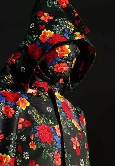 时日谈丨不仅仅是小红心川久保玲的解构主义风格探析