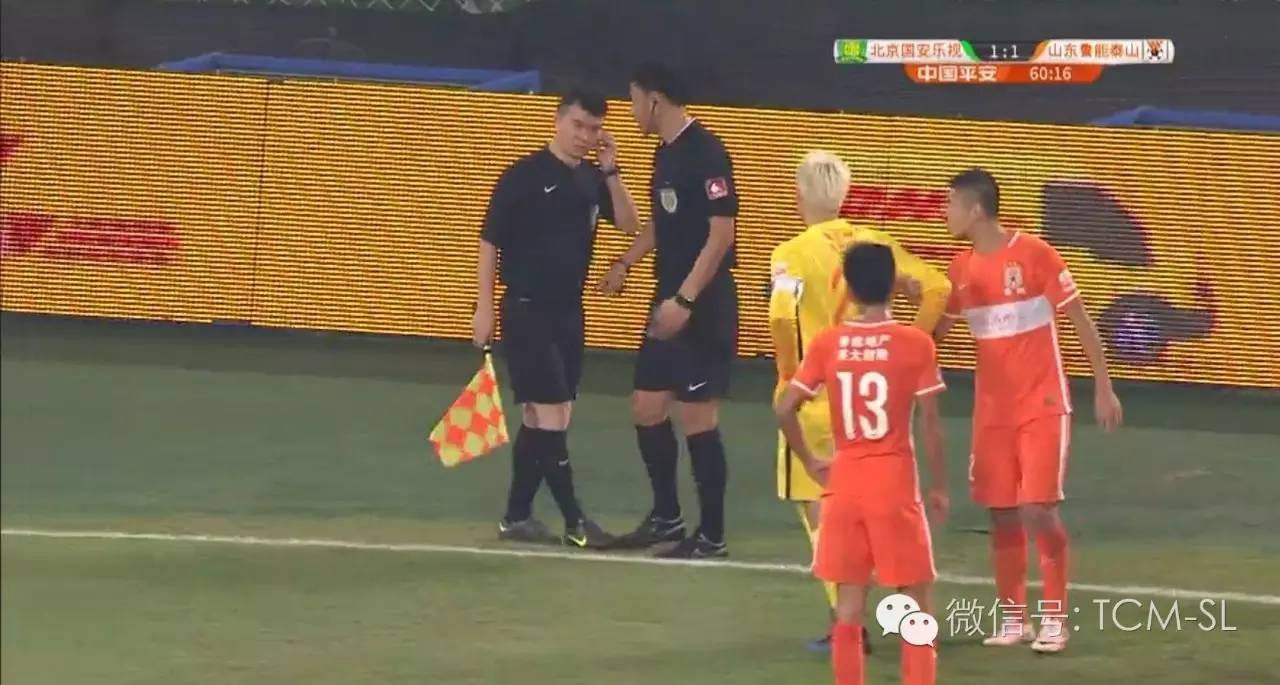 主裁判怎么和球员沟通,球员冲突裁判为什么不会阻止