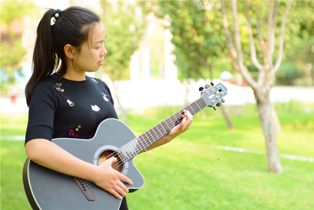 文艺青年之路，学吉他从未如此简单，Poputar智能吉他