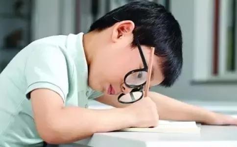 孩子近视100度如果不戴眼镜会怎样,近视500度长期不戴眼镜的后果