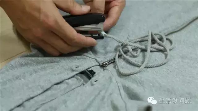 衣服绳子抽出来了怎么穿回去,衣服的松紧绳怎么穿进去的