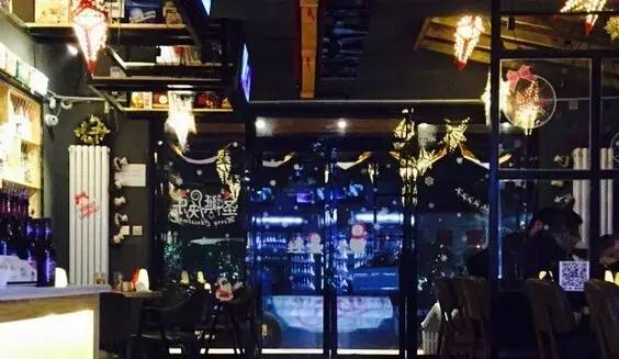 西安城墙从哪道门出去有美食街,西安城墙有个当地美食像肥肠一样