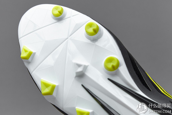 黑色钻石:UMBRO茵宝推出第二代VELOCITA130英镑