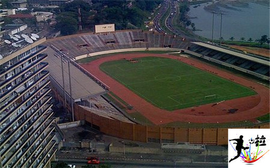 非洲足球场一览,看后很纳闷儿,人家怎么能出球星呢