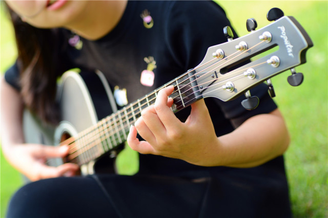 文艺青年之路，学吉他从未如此简单，Poputar智能吉他