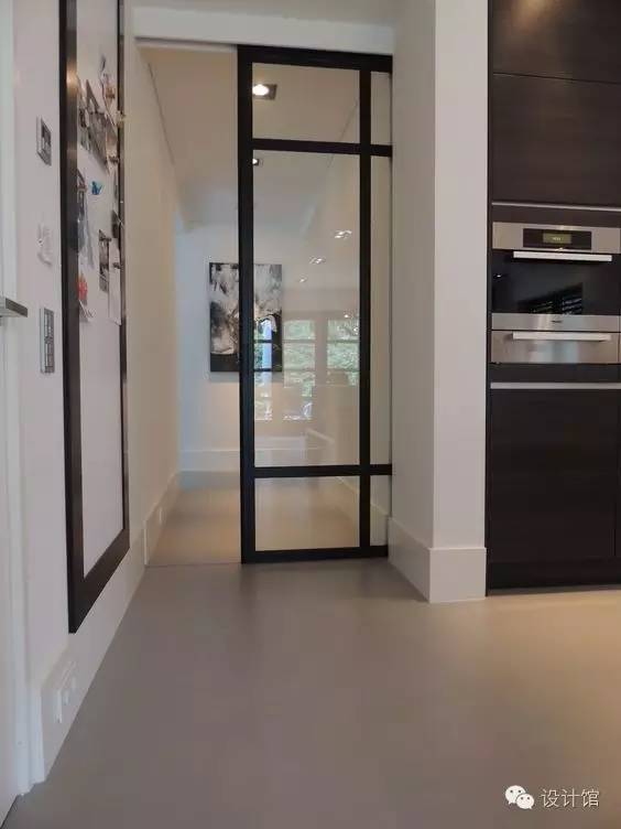 推拉门里面卡东西推不动了,厨房推拉门吊轨推不动怎么修