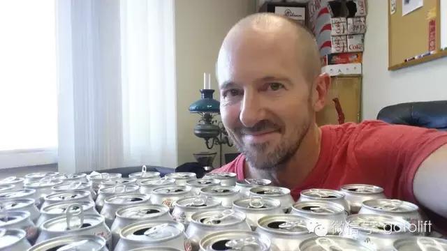 外国男子连喝25罐红牛,一位男子喝25罐红牛现在怎么样了