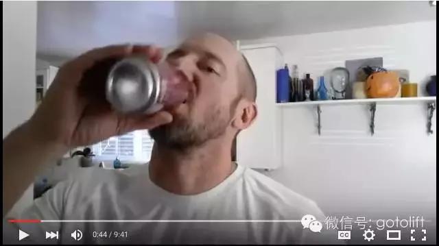 外国男子连喝25罐红牛,一位男子喝25罐红牛现在怎么样了