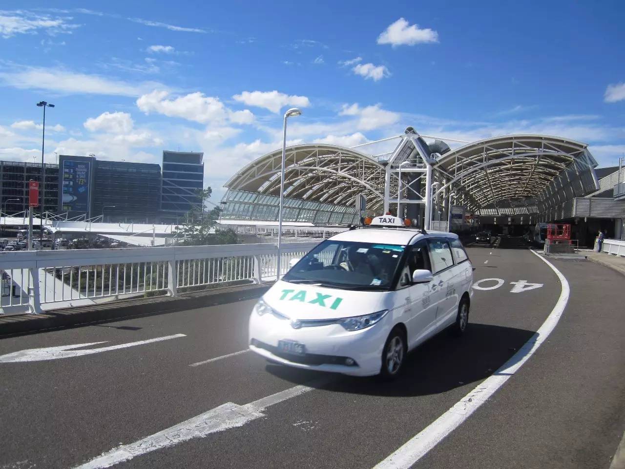 为了“*税逃**”，新西兰的烟民竟让打工旅行者帮忙从机场里带烟出来