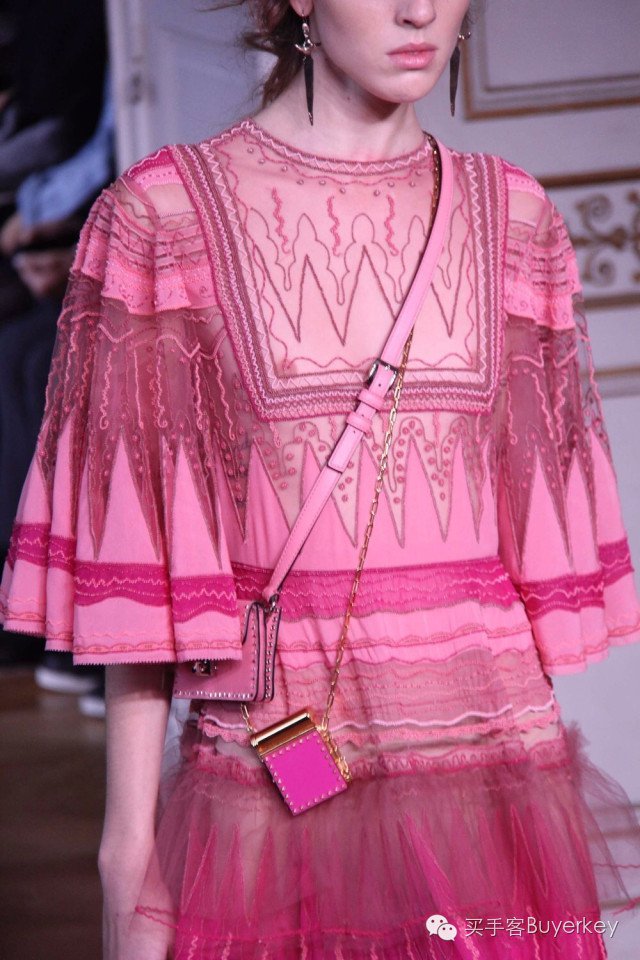 手拿包女推荐真皮徽章款,新款女士手拿包百搭大容量