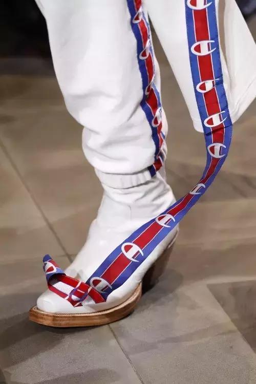 穿了一件很喜欢的卫衣,champion卫衣连帽和圆领