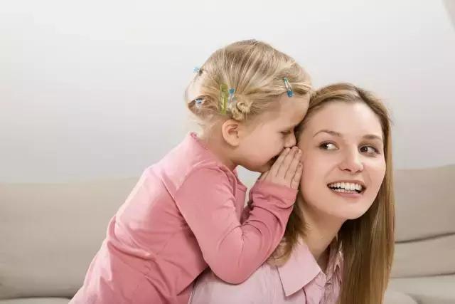 婴儿听妈说悄悄话,当妈妈说悄悄话