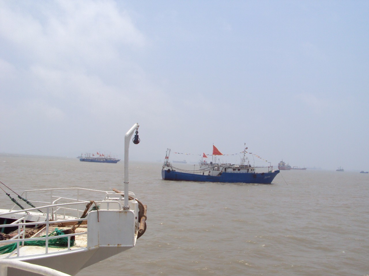 南太平洋钓大鱿鱼工作视频,南太平洋钓鱿鱼保底工资