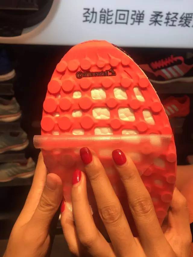 今天我们想聊聊adidas如何在时尚道路上越玩越嗨