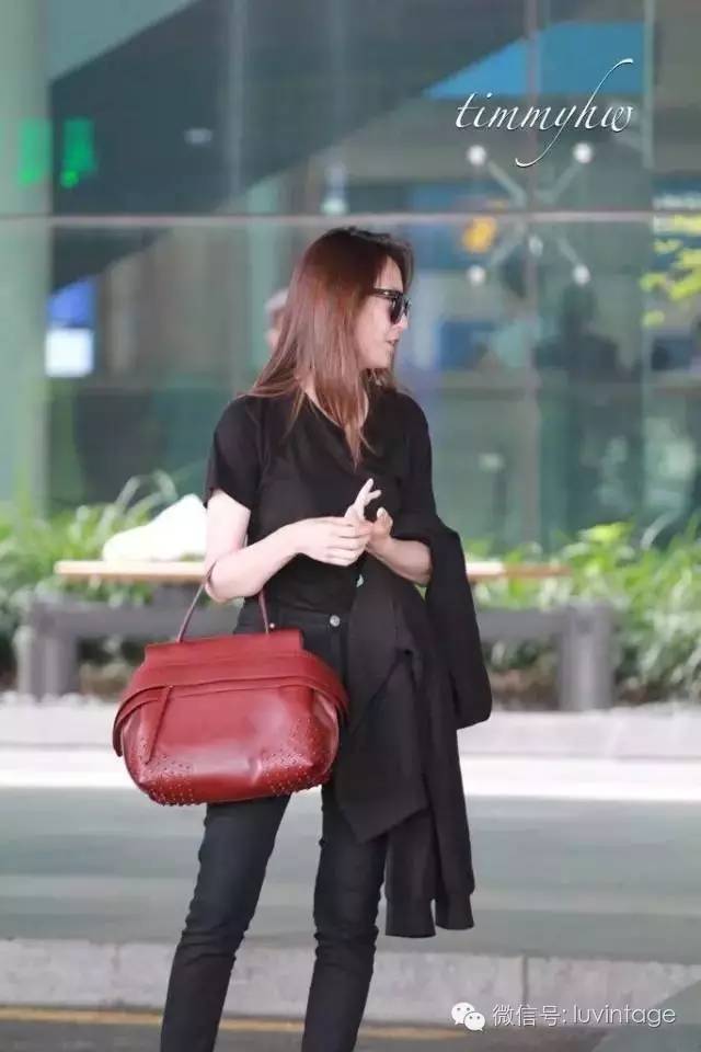 吃着月饼迎国庆,吃着月饼敬着礼