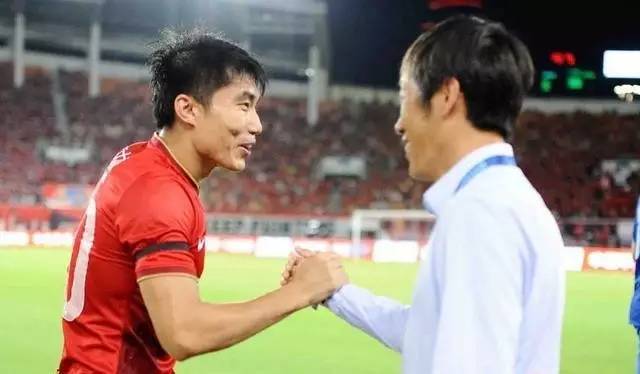 因乌龙球背锅？为啥高洪波从国足名单里拿下了郑智......