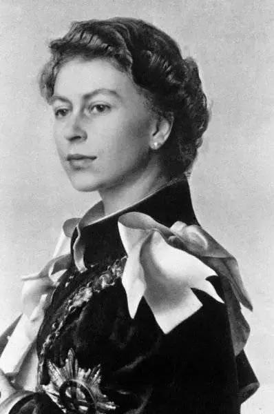 皇家旗舰，超长待机——英女王那些你不知道的事儿