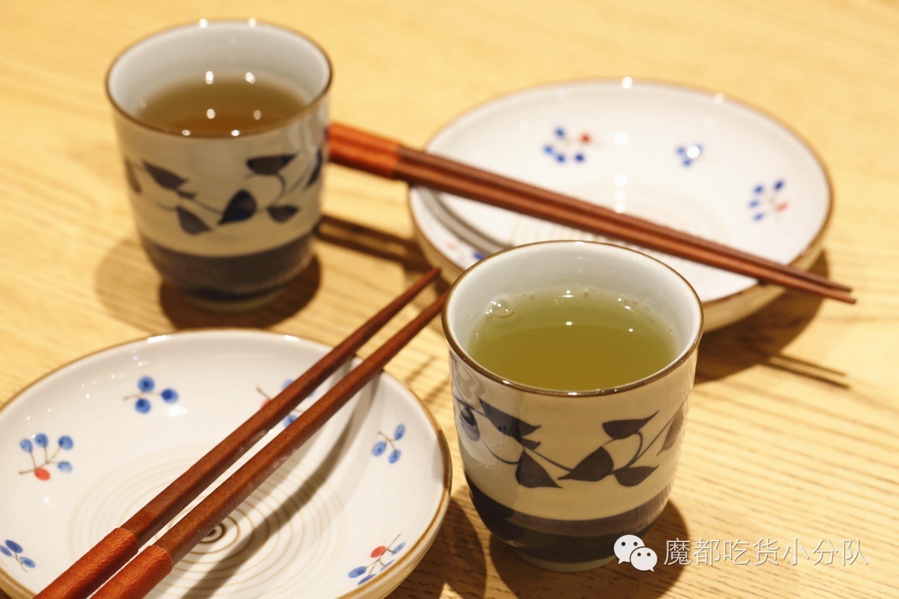 这家店进门要先鞠躬，招牌只在晚上有！