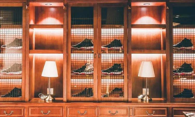 我们在上海拍下了15位潮流工作者，还给你介绍20间最新最好玩的潮店！