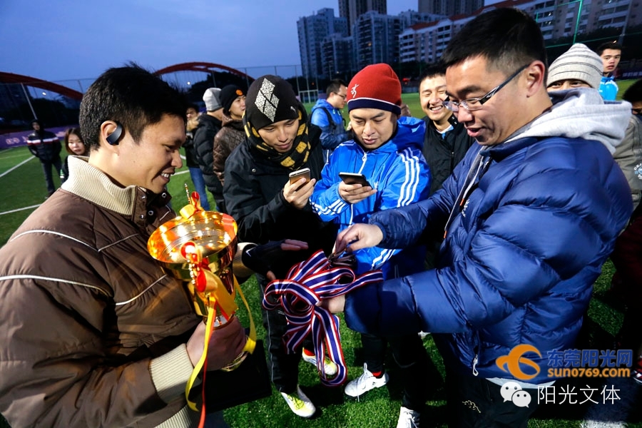 最高热情战胜最低气温红牛“贺岁杯”足球赛好疯狂