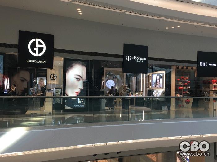 服务少，还不愁客流？香港化妆品单品牌店三大怪相